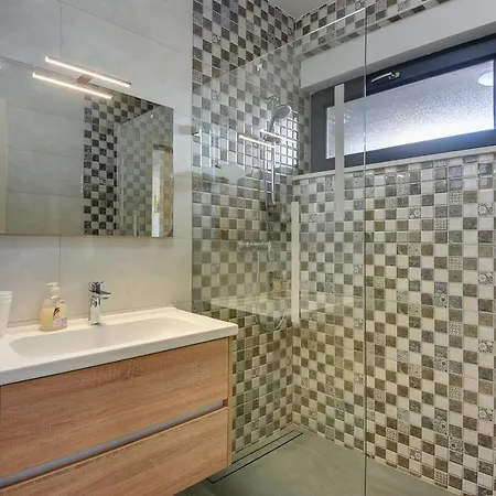 Apartman Gray House